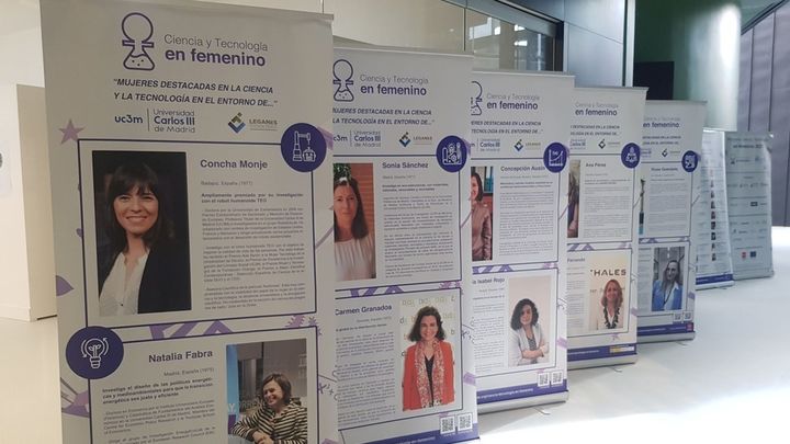 Paneles con lagunas de las mujeres destacadas en la muestra por su trayectoria y actividad actual en diversos campos / AYTO LEGANÉS