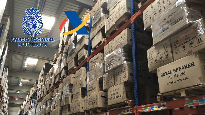 Estanterías con parte de los 10.000 altavoces intervenidos / POLICÍA NACIONAL