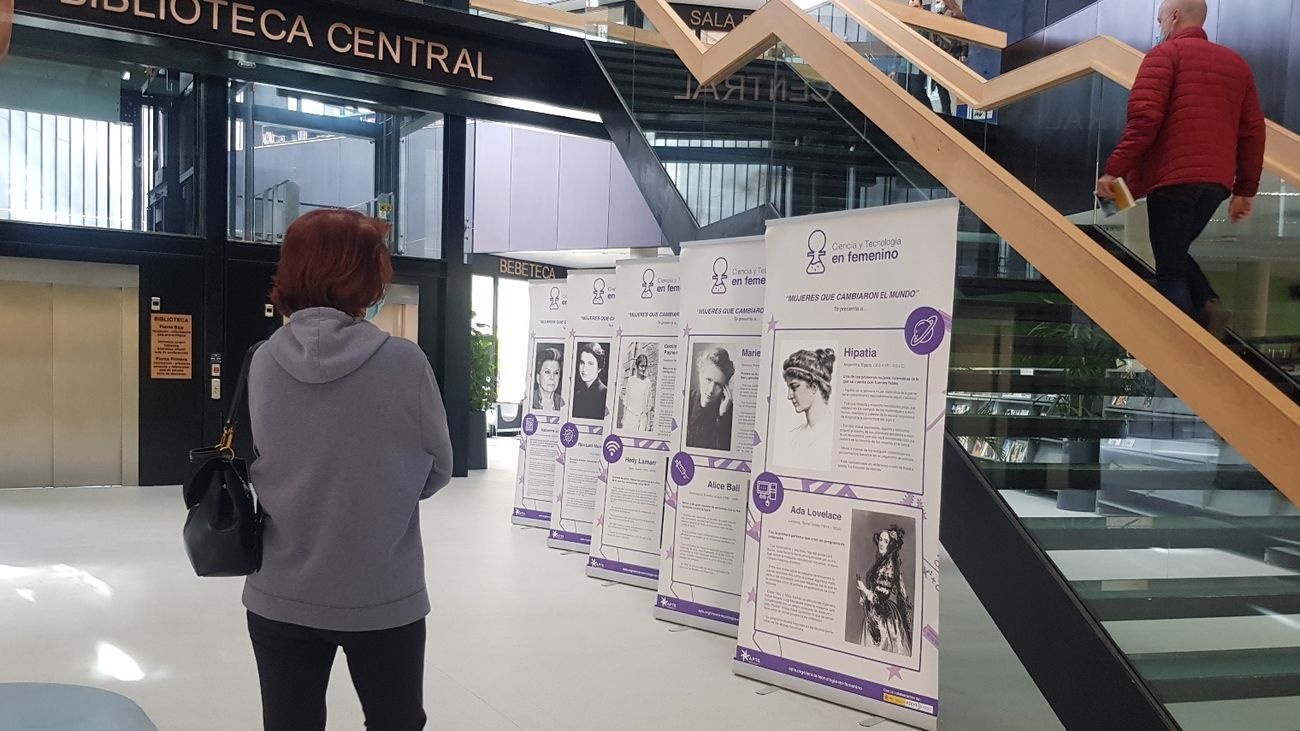 Una mujer contempla la exposición sobre mujeres que hicieron historia