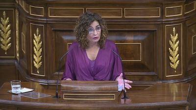 Montero defiende sus previsiones y pide un debate "franco" de los Presupuestos