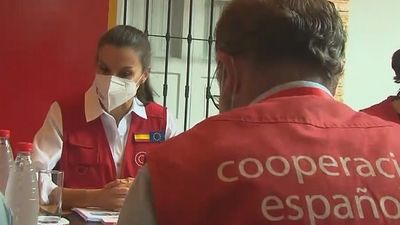 La reina elogia la labor y dedicación de cooperantes españoles en Paraguay
