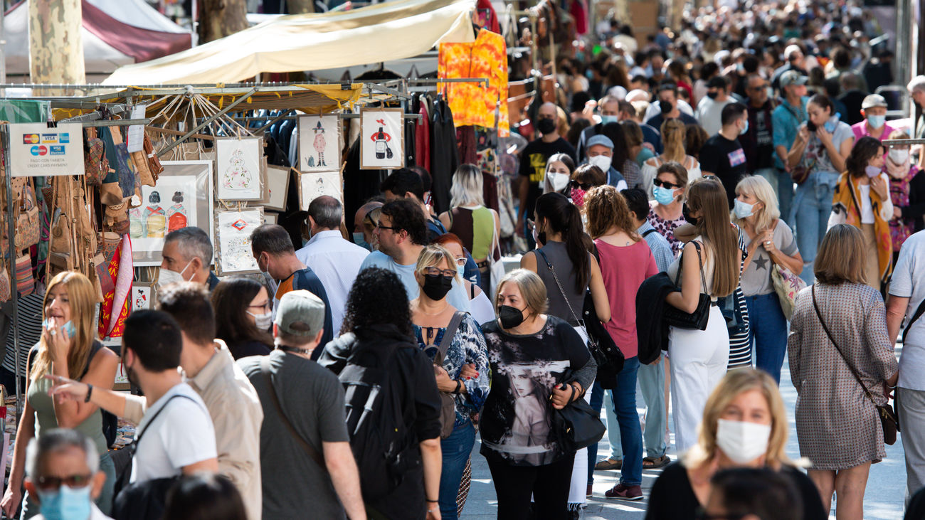 Sanidad destaca que, a diferencia del entorno europeo, la pandemia se estabiliza en España