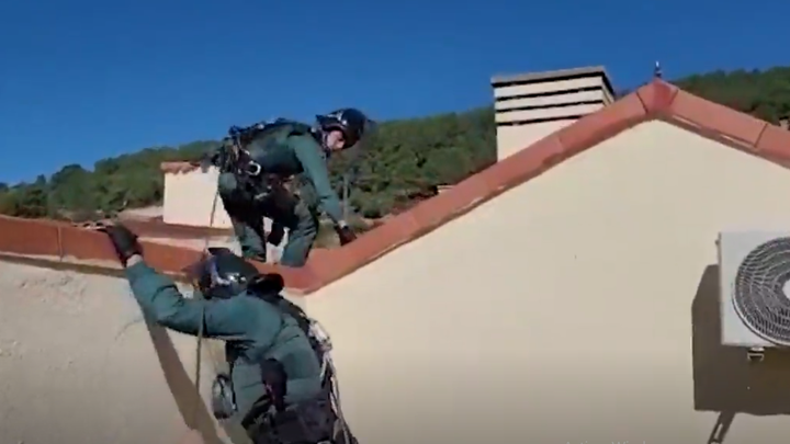 Los guardias civiles se preparan para intervenir en el tejado del edificio / GUARDIA CIVIL