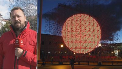 Una gran esfera iluminada se instala en la Plaza de Colón
