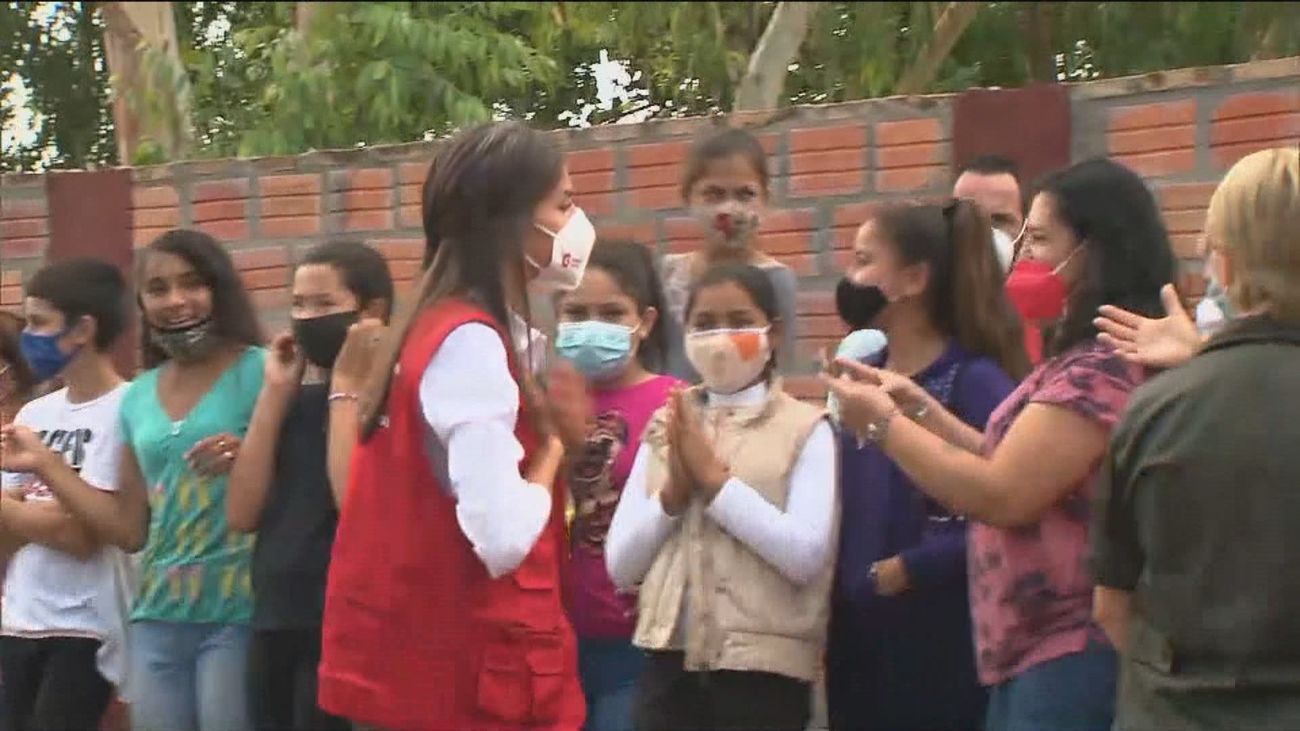 La reina visita proyectos de cooperación en Bañado Sur (Paraguay)
