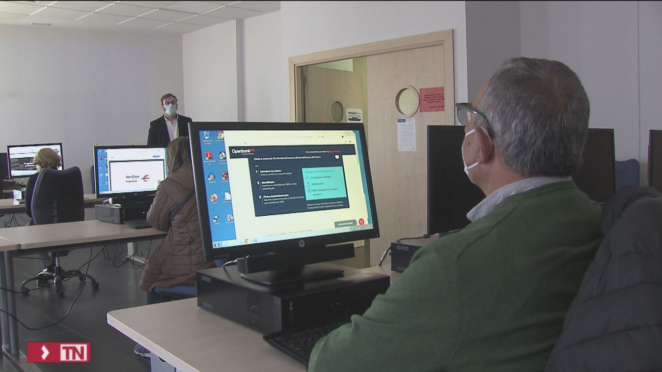 Los centros de mayores de Madrid forman a los mayores en banca electrónica