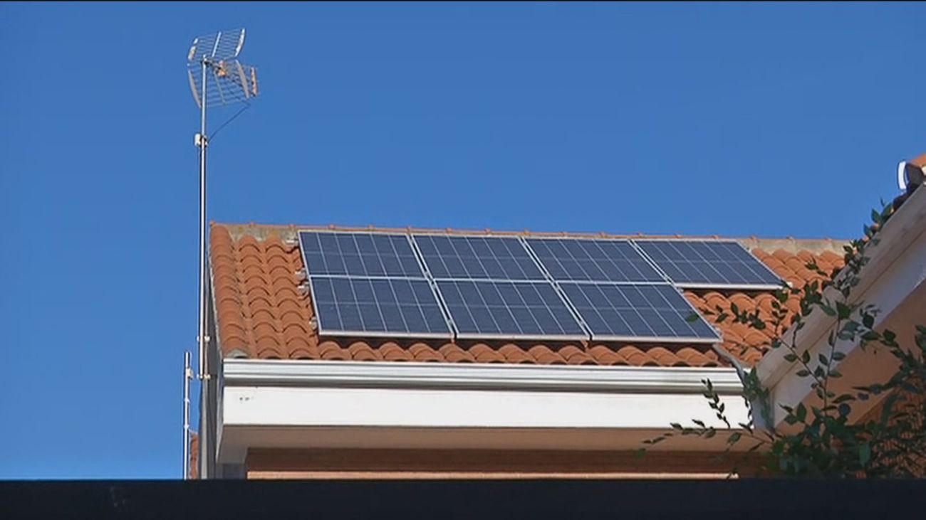 Ayuso anuncia ayudas de hasta 3.000 euros para instalar paneles solares y baterías de energía