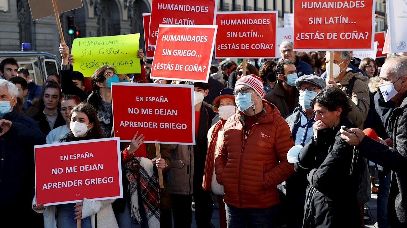 Docentes y estudiantes piden a Educación que "no asesine" a Latín ni Griego