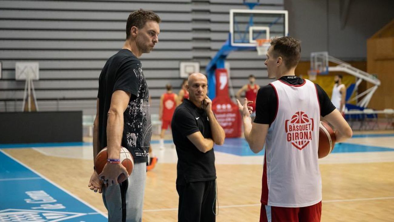 Pau Gasol visita el entrenamiento del Girona Basket