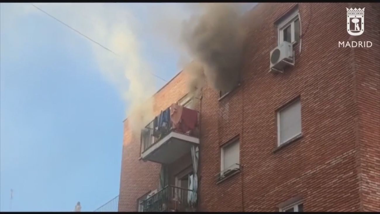 Intoxicado un hombre en un incendio en un piso en la calle Ofelia Nieto de Madrid