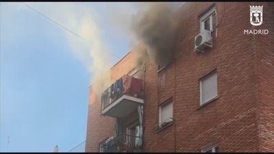 Intoxicado un hombre en un incendio en un piso en la calle Ofelia Nieto de Madrid