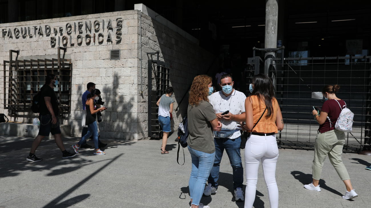 Varias personas frente a la Facultad de Ciencias Biológicas de la Universidad Complutense de Madrid (UCM)