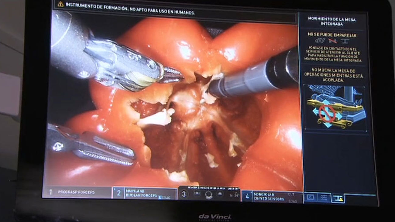 Operar con el robot Da Vinci en la Semana de la Ciencia