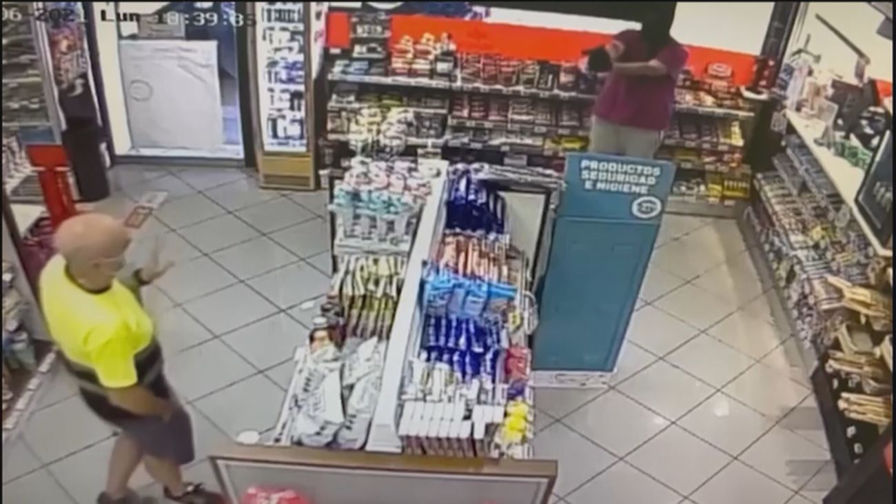 Momento de uno de los atracos en una gasolinera