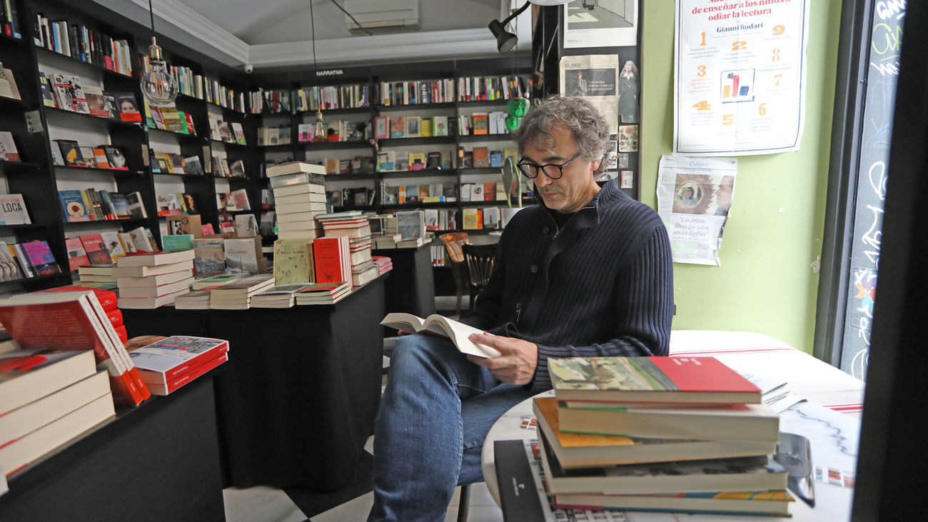 Jesús Trueba lee un libro en su librería 'La buena vida'