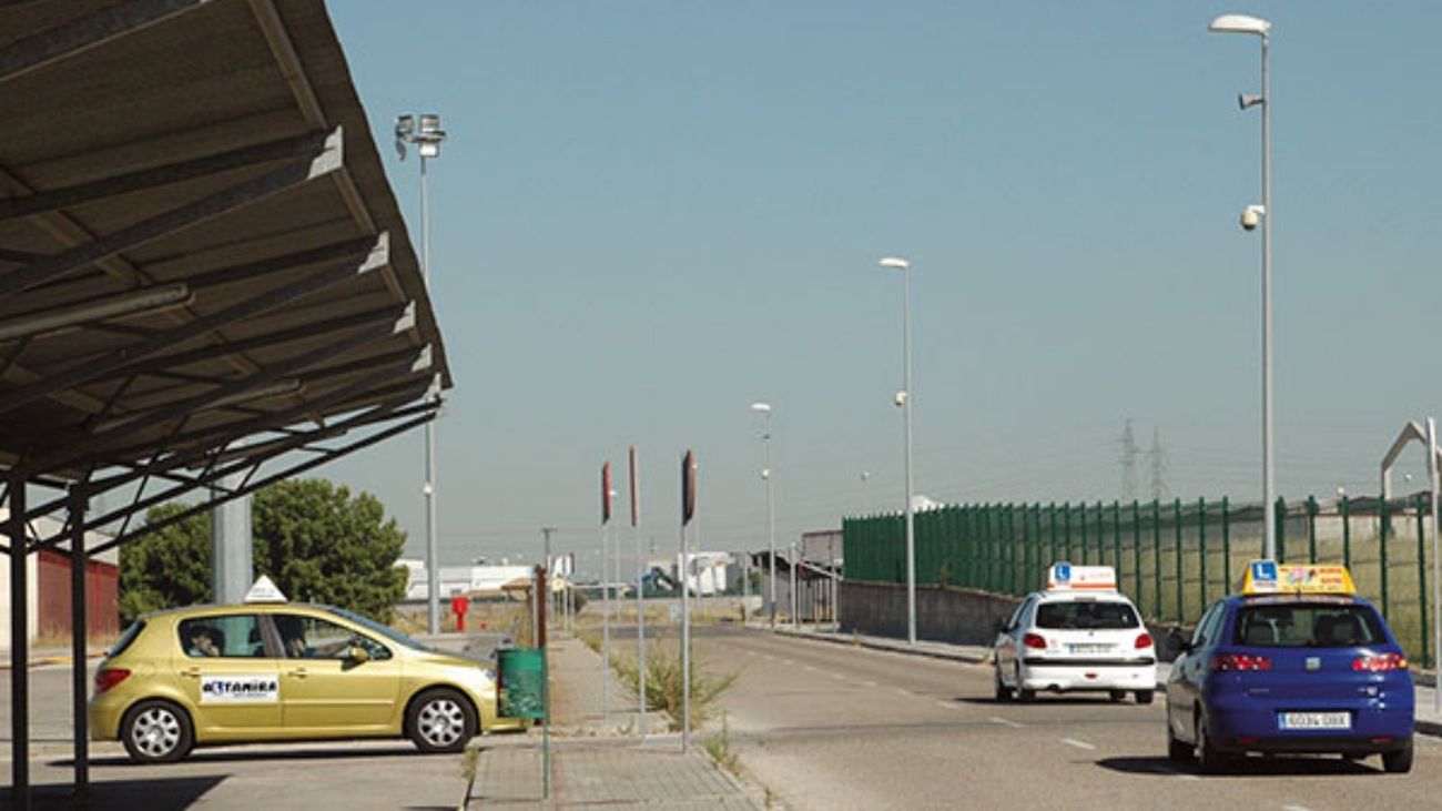 Vehículos de autoescuelas circulando