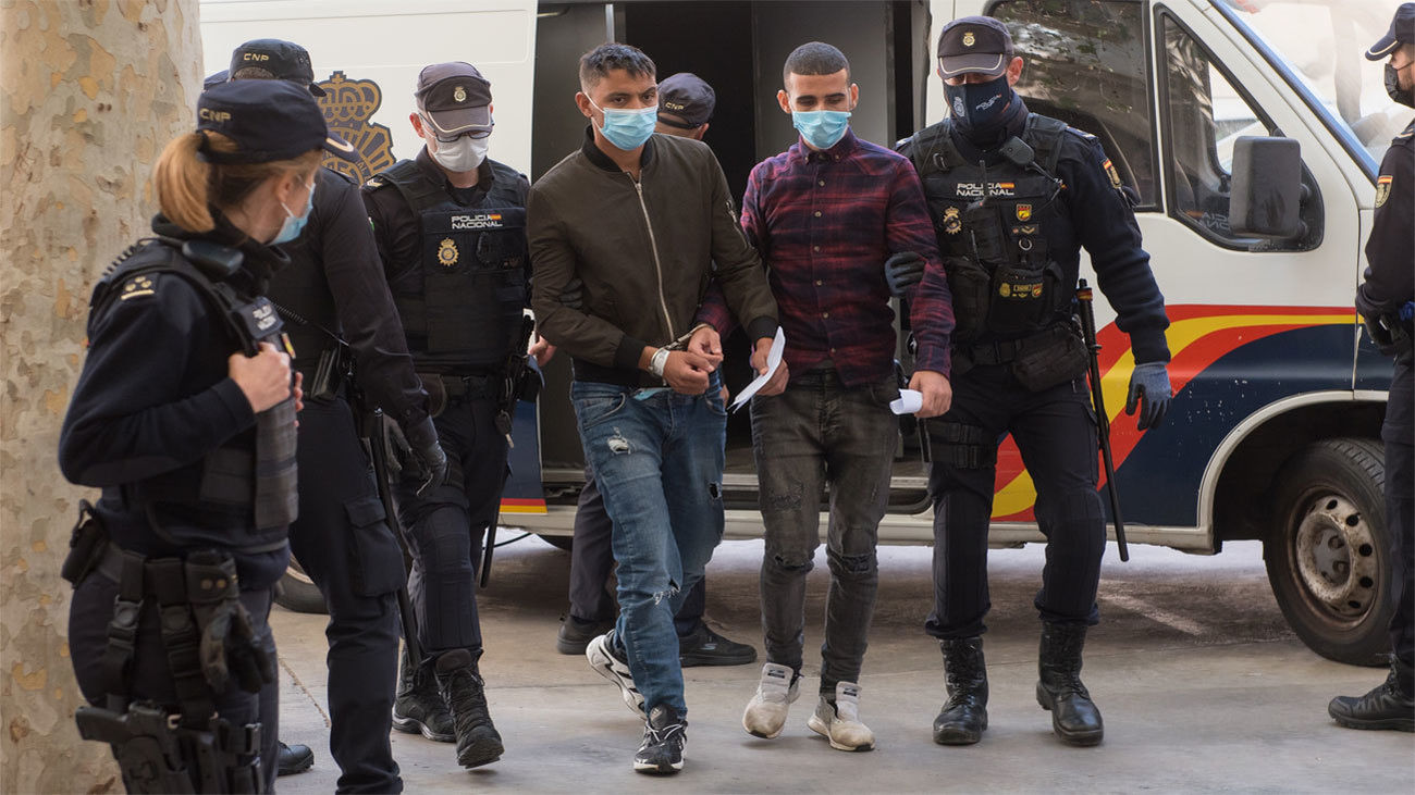 A prisión los 12 jóvenes que pactaron por Facebook forzar el aterrizaje en Palma