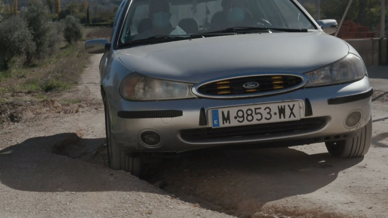 Los vecinos de Morata de Tajuña denuncian el pésimo estado de una de sus calles