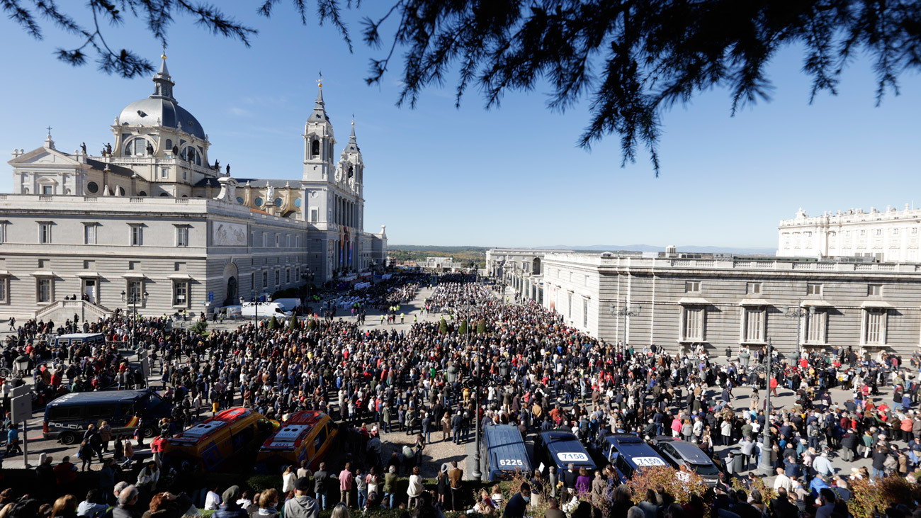 Madrid recupera una Almudena casi normal y le pide ayuda para "relanzarse"