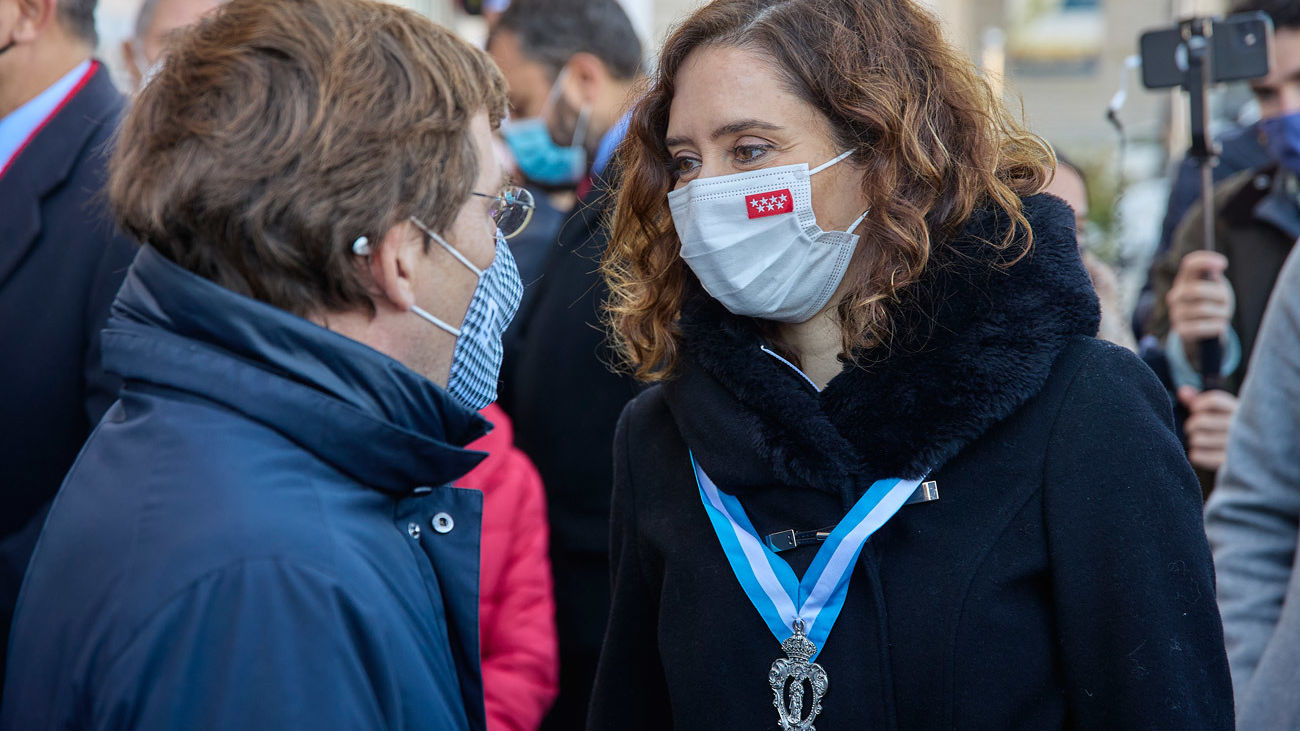 Los políticos madrileños valoran las encuestas favorables al PP en Madrid en la Almudena