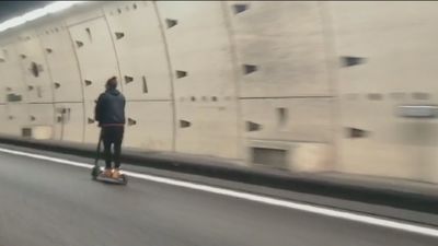 Graban a una joven circulando en patinete por la M-30