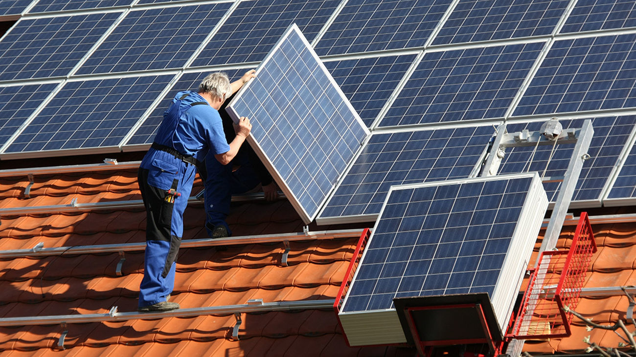 Instalación de paneles solares sobre una cubierta