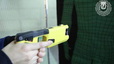 La Policía Municipal de Madrid reduce a un joven con una pistola táser por intentar apuñalar a otro tras robarle