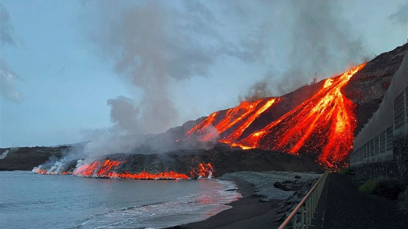 La lava llega al mar en el entorno de la playa de Los Guirres de La Palma