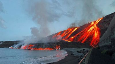 Una nueva colada alcanza el mar en el entorno de la playa de Los Guirres de La Palma