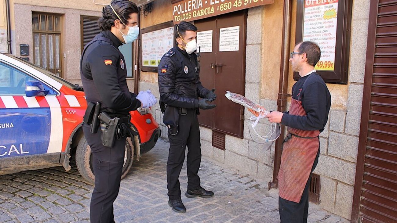 Agentes de la Policía Local de Torrelaguna atienden a un comerciante de la localidad