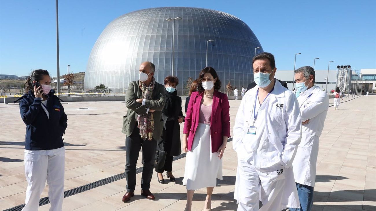 La presidenta de la Comunidad de Madrid, Isabel Díaz Ayuso, durante una visita al inicio del proceso de vacunación contra el Covid 19