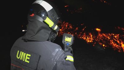 La nueva fajana de lava engulle por completo la Playa de los Guirres