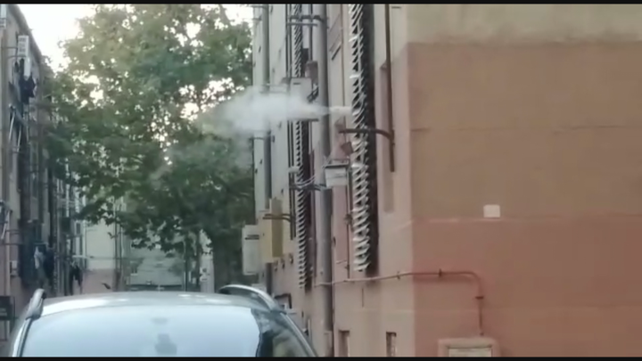 Los vecinos de San Blas denuncian salidas de humos ilegales en algunas viviendas