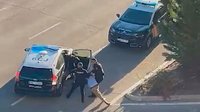 Un conductor ebrio detenido en Sanchinarro tras atropellar a un peatón y embestir varios coches al huir de la Policía