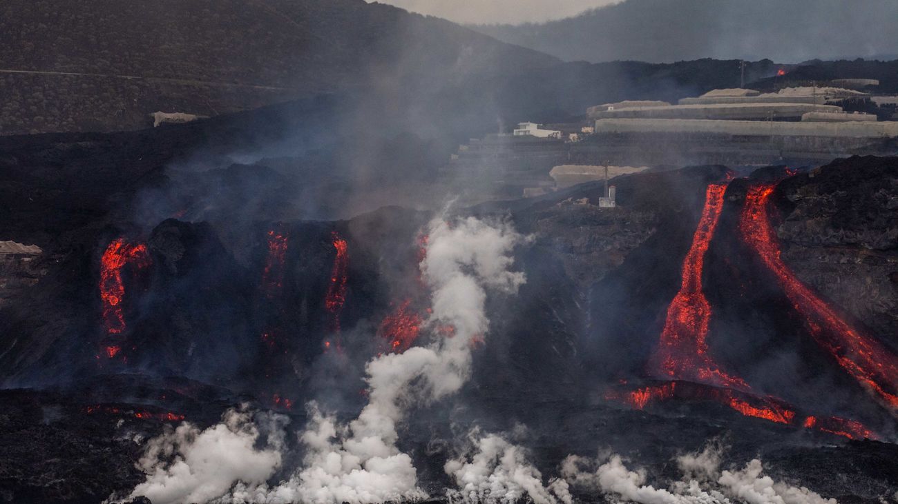 La lava sepulta la playa de los Guirres en La Palma
