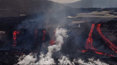 La lava sepulta la playa de los Guirres en La Palma