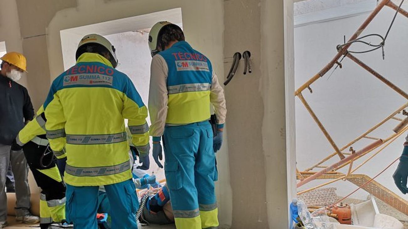 Efectivos del SUMMA 112 atienden al trabajador herido