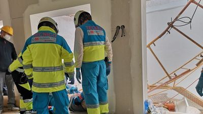Herido con múltiples traumatismos tras precipitarse de un andamio en la calle Jardines de Madrid