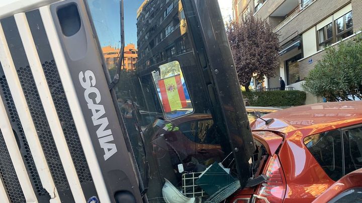 La cabina del camión ha impactado contra uno de los vehículos aparcados / EMERGENCIAS MADRID