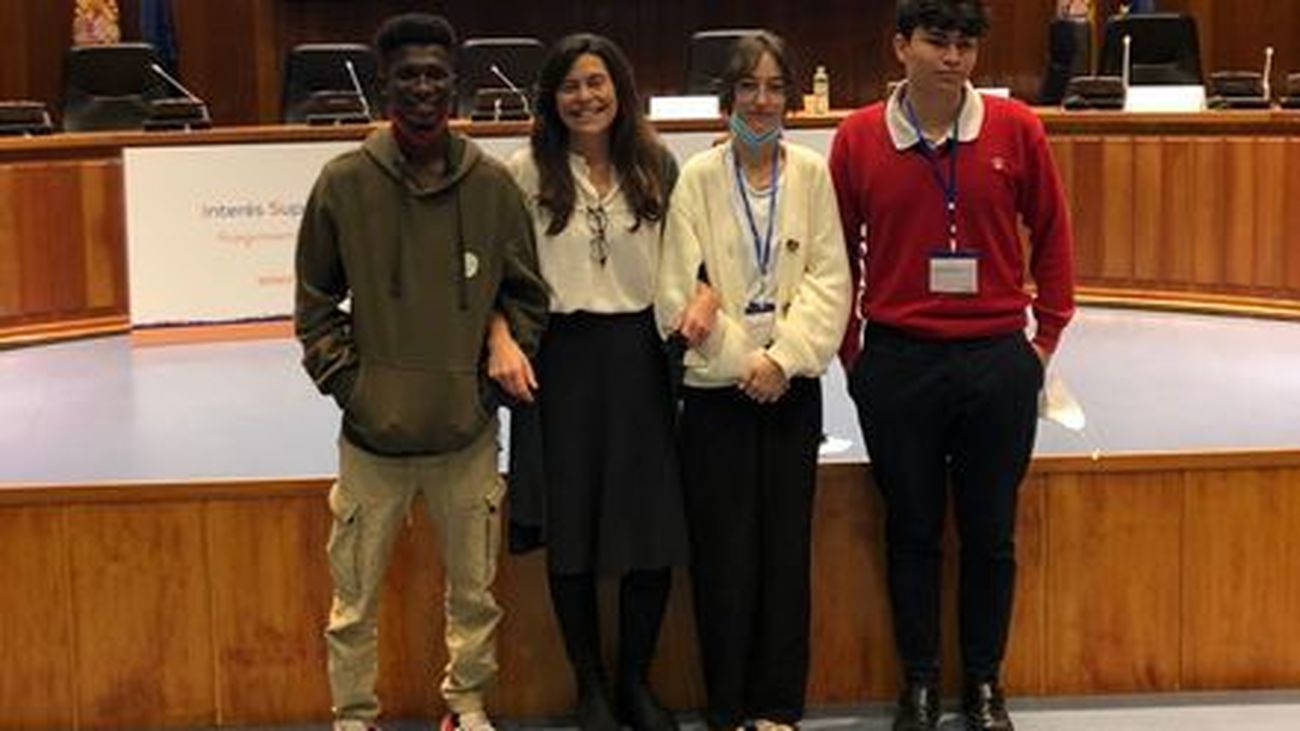 María Arauz, segunda por la izquierda, junto a Mamadou. Ana y José María