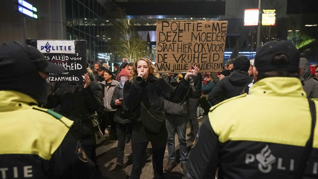 Protesta contras las restricciones   anunciadas en Países Bajos