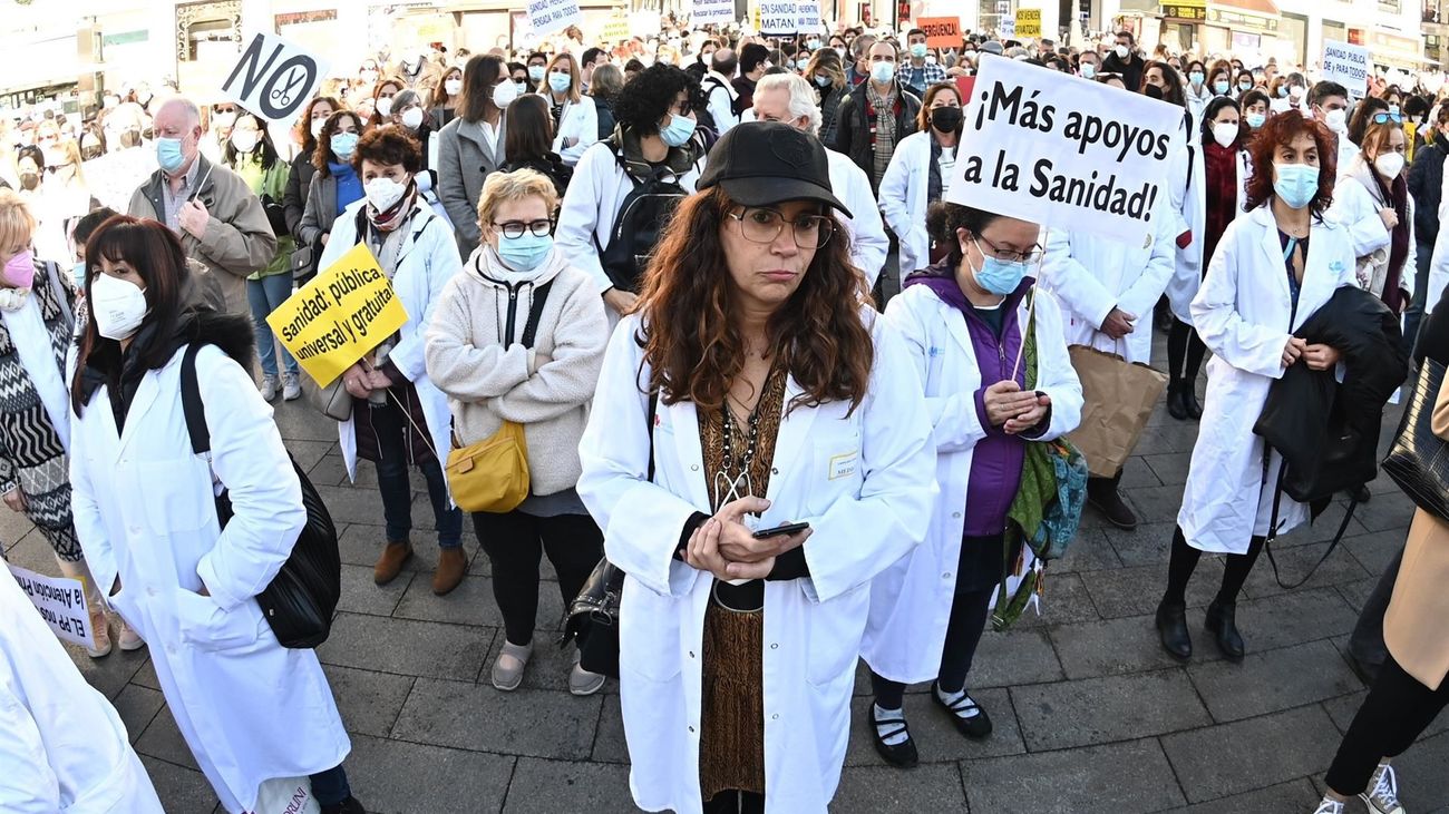 Marea de 'batas blancas' en Sol para reclamar más médicos en Atención Primaria