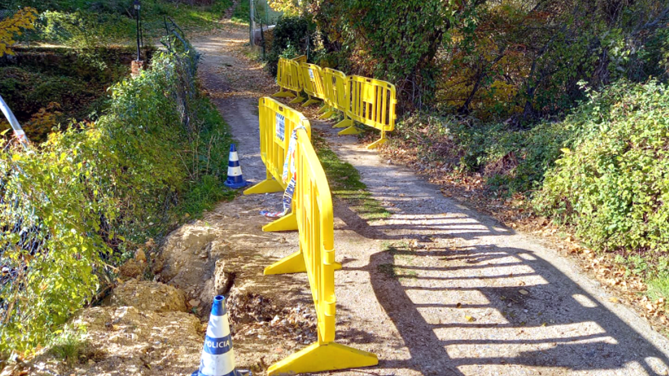 Un puente lleno de socavones pone en peligro a vecinos de Cercedilla