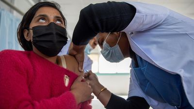 Sanidad notifica 22.911 casos y 53 muertes por Covid en España, con la incidencia rozando los 200 casos