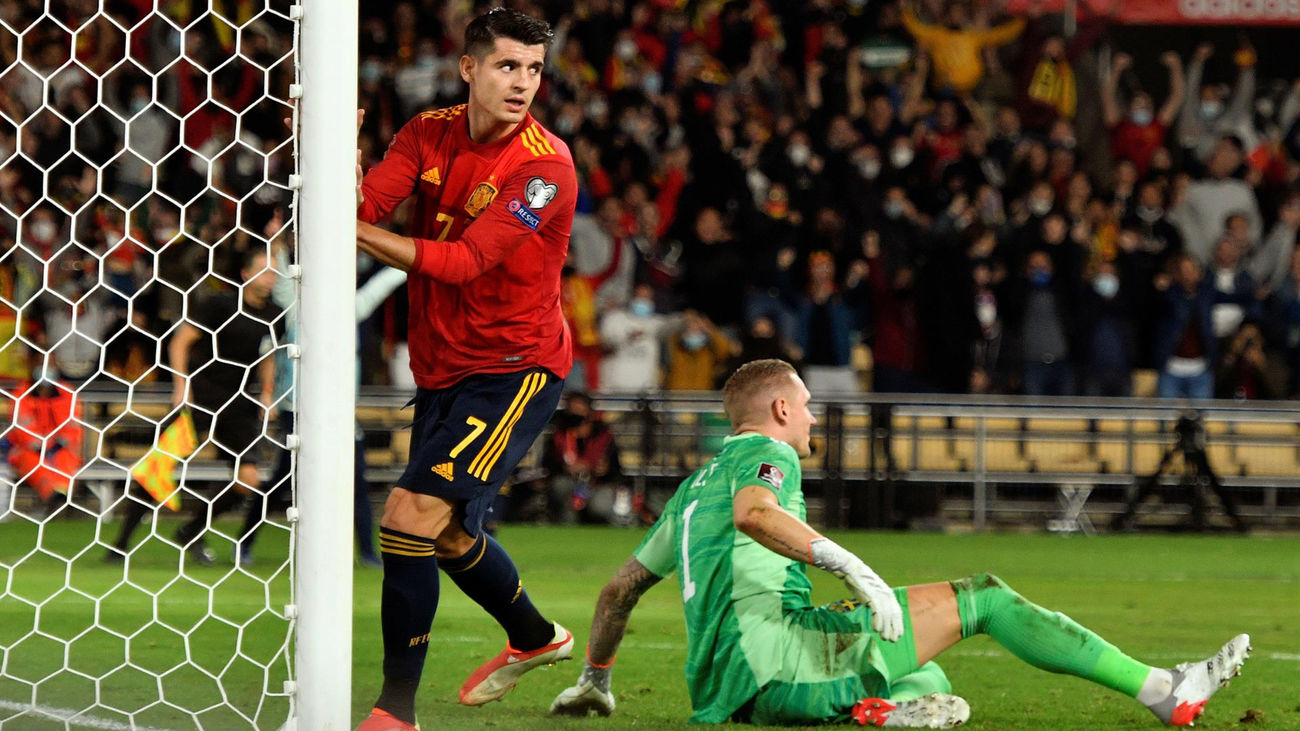 Morata cura sus heridas, de los silbidos a los aplausos