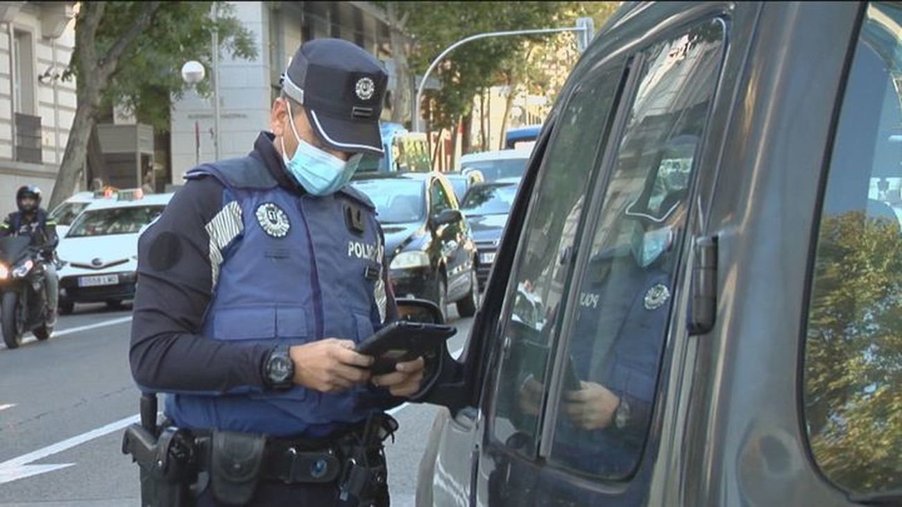 Agente de la Policía Municipal de Madrid en un control de vehículos