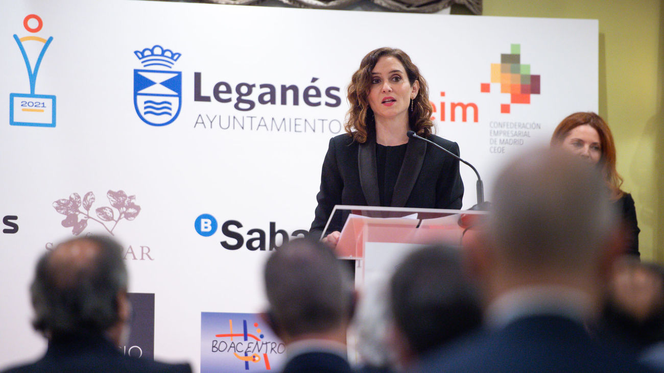 La presidenta de la Comunidad de Madrid, Isabel Díaz Ayuso, recibe el galardón Ciudad de Leganés