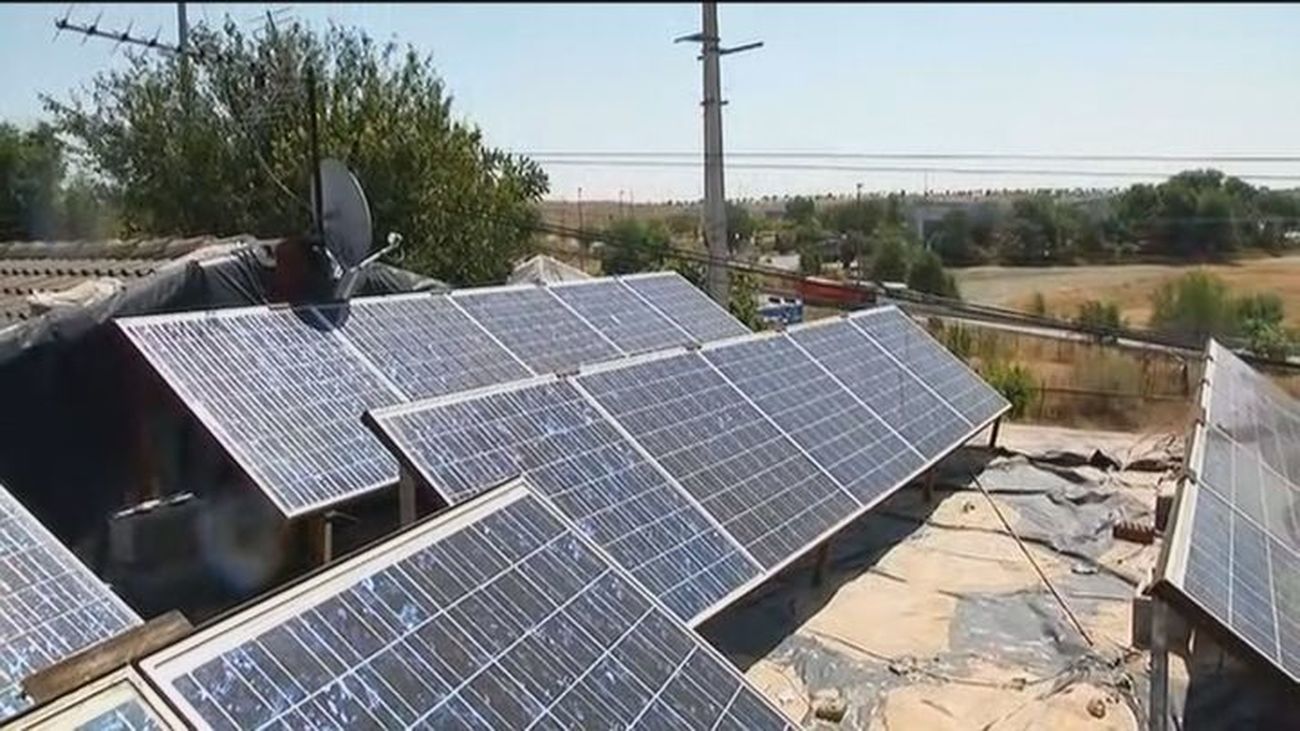 Paneles solares instalados en algunas viviendas por organizaciones humanitarias