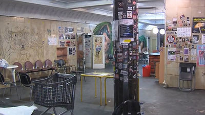 El movimiento social okupa 'La Traba' abandona el antiguo cine Candilejas