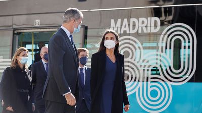 Los reyes viajan en un autobús de línea de la EMT por su 75 aniversario